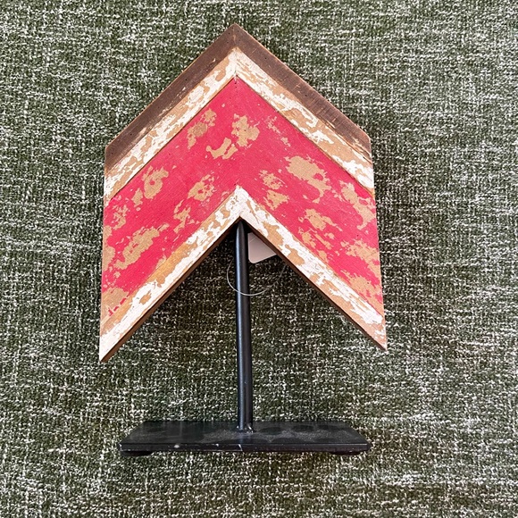 Arrow Table Decor - Picture 1 of 3